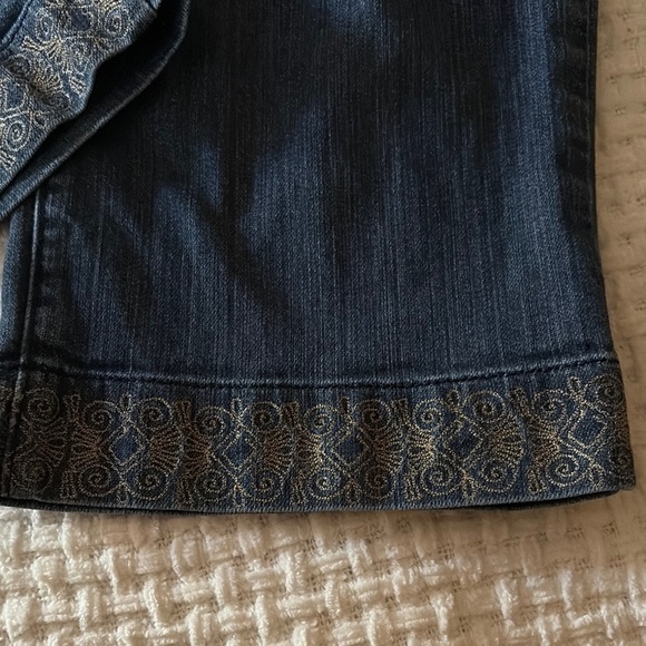 Gently loved Women's Blue Capri Stretch Jeans with Embroidered Hem - Picture 2 of 13
